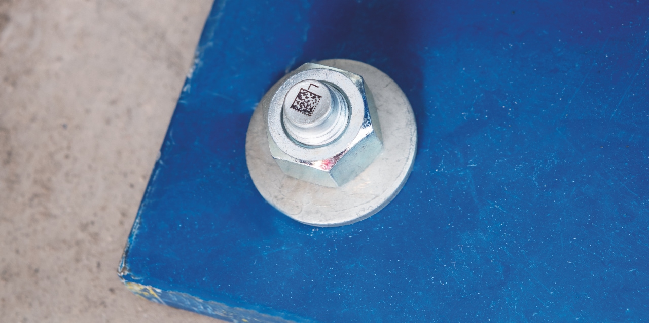 HDA anchor with data matrix code and base plate