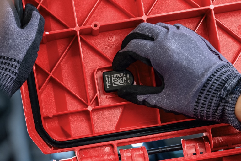 ON!Track Tags wird an ProKit Box angebracht