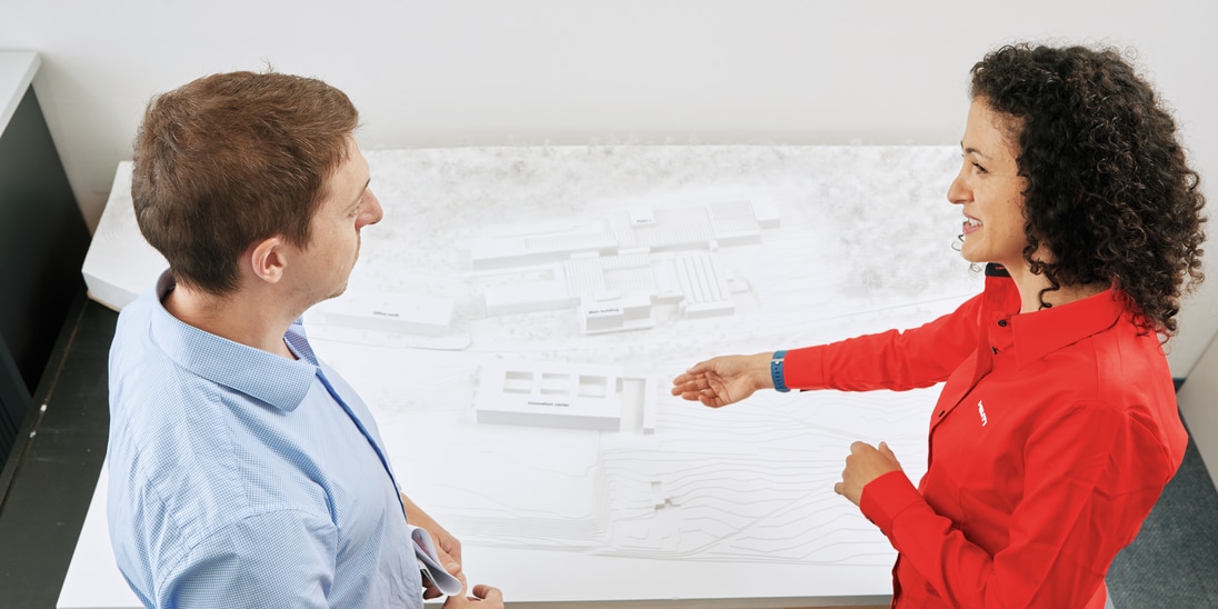 Two Hilti engineers collaborating on BIM design