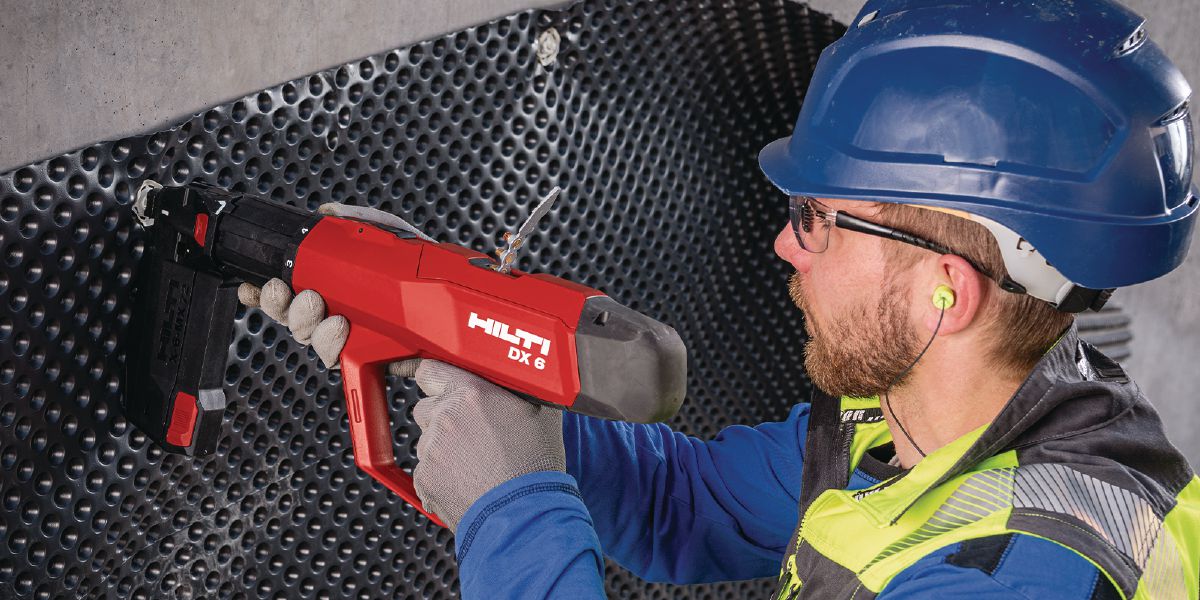 Application picture of DX 6 MX with 6.8/11 M10 cartridges, fastening drainage foil, and X-SW soft washer