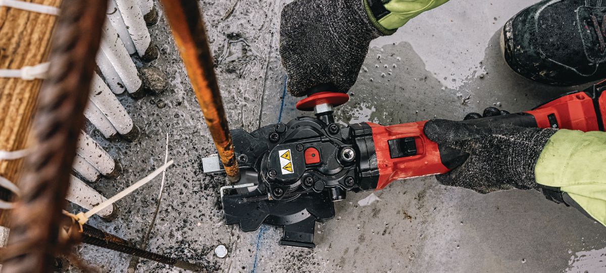 Cropped application picture of the cordless rebar flush cutter NRC 6-22. Rebar cutting.